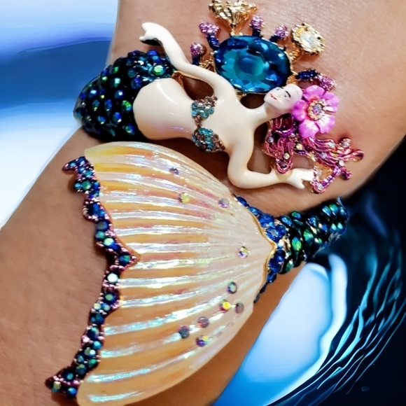 Nwt Betsey Johnson Beautiful mermaid Gold tone bracelet - Picture 1 of 16